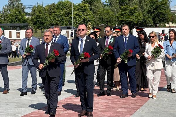 Торжественное открытие мемориальных досок в память о воинах-уроженцах города Казахстана, Москвы, Пензенской области и Удмуртии в Бресте - Sputnik Казахстан