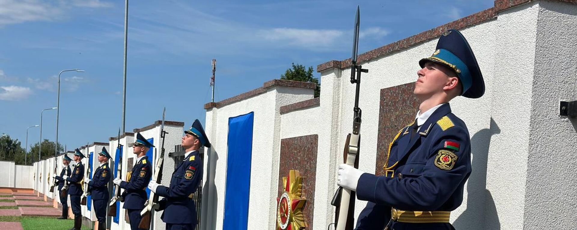 Торжественное открытие мемориальных досок в память о воинах-уроженцах города Казахстана, Москвы, Пензенской области и Удмуртии в Бресте - Sputnik Казахстан, 1920, 21.06.2025