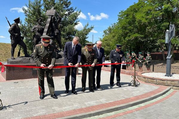 Церемония открытия памятного знака, посвященного советским пограничникам в Бресте - Sputnik Казахстан