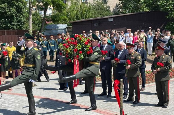 Церемония открытия памятного знака, посвященного советским пограничникам в Бресте - Sputnik Казахстан