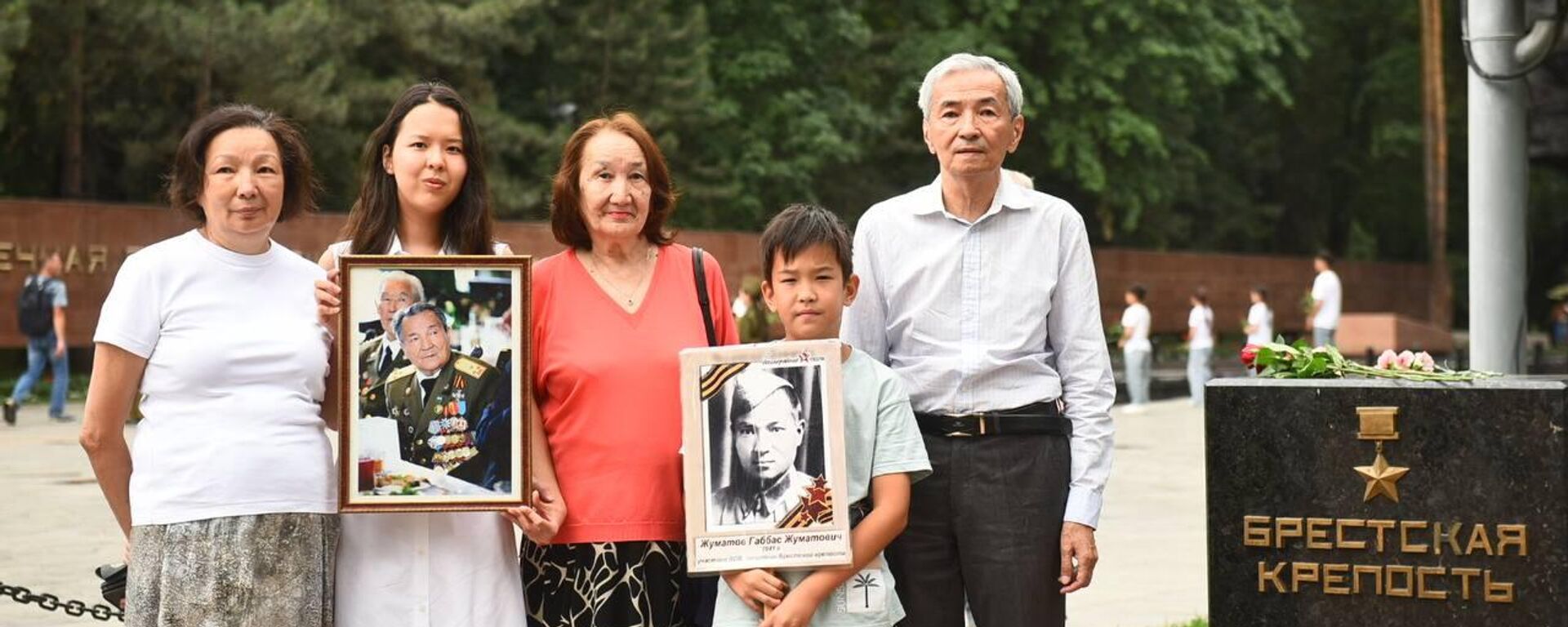В Алматы в день начала Великой Отечественной возложили цветы к Мемориалу Славы - Sputnik Казахстан, 1920, 22.06.2025