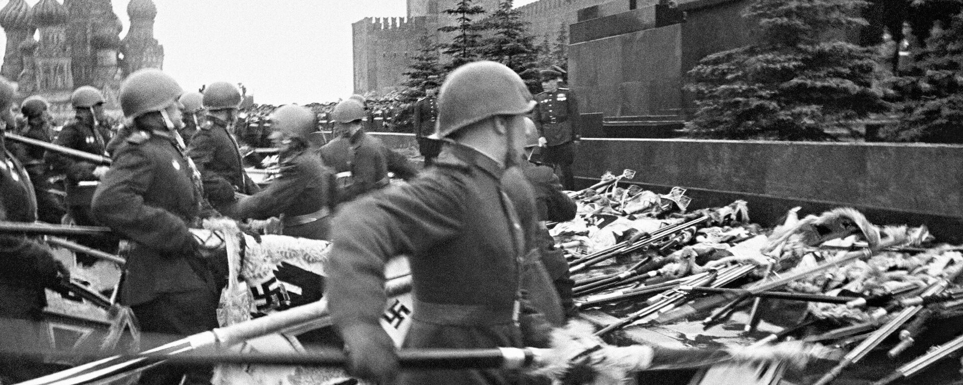 Парад войск Красной армии на Красной площади Москвы 24 июня 1945 года. Церемония повержения немецких знамен и штандартов к подножию Мавзолея В.И. Ленина - Sputnik Казахстан, 1920, 09.10.2025