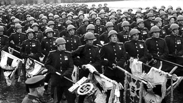 Парад Победы в Москве 24 июня 1945 года. Советские солдаты бросают фашистские знамена к подножью Мавзолея В.И.Ленина - Sputnik Казахстан