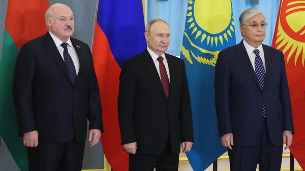  Президент РФ Владимир Путин, президент Республики Казахстан Касым-Жомарт Токаев (справа) и президент Республики Беларусь Александр Лукашенко - Sputnik Казахстан