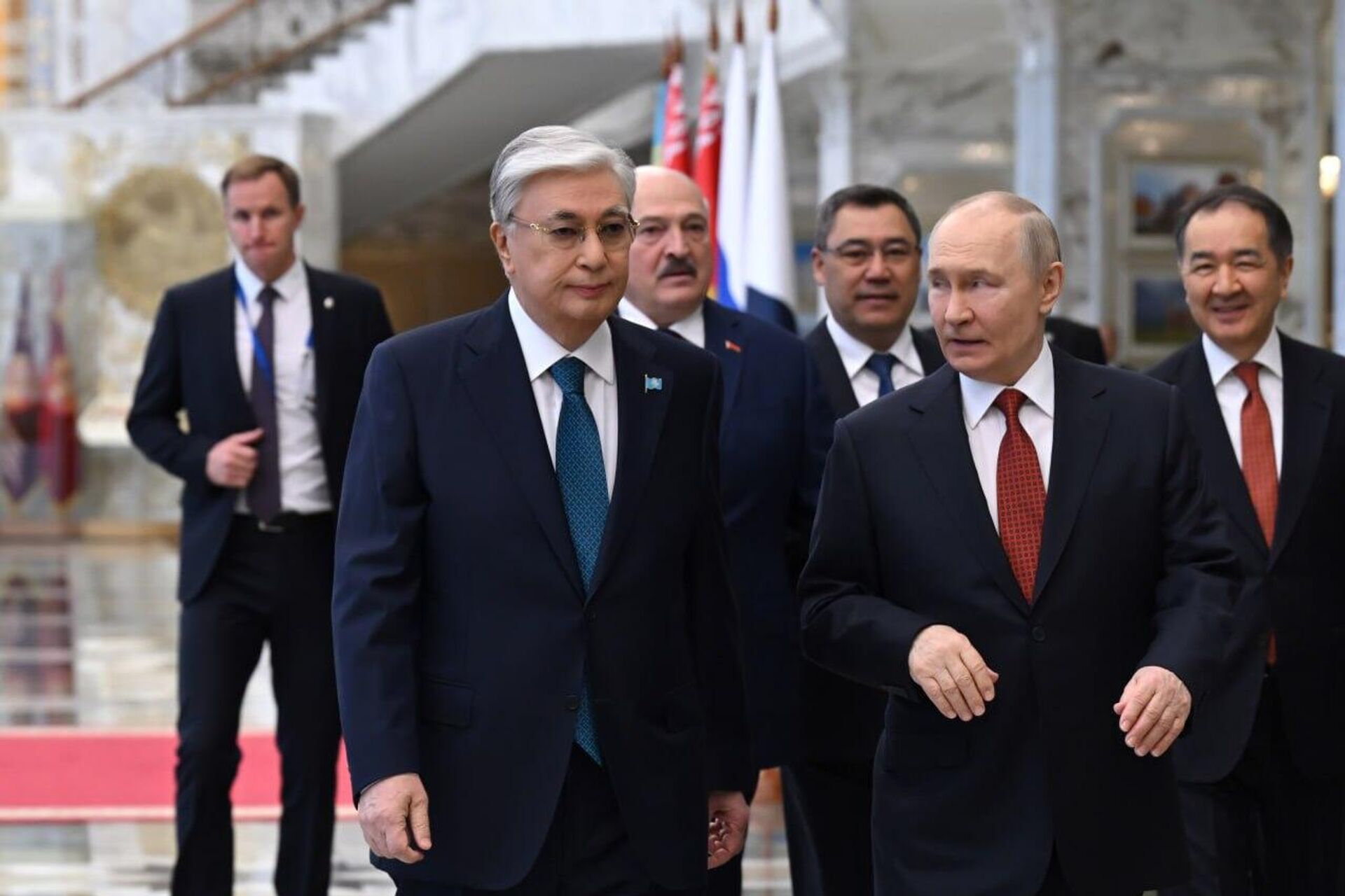 Токаев и Путин перед заседанием Высшего Евразийского экономического совета Токаев и Путин перед заседанием Высшего Евразийского экономического совета - Sputnik Казахстан, 1920, 26.12.2025