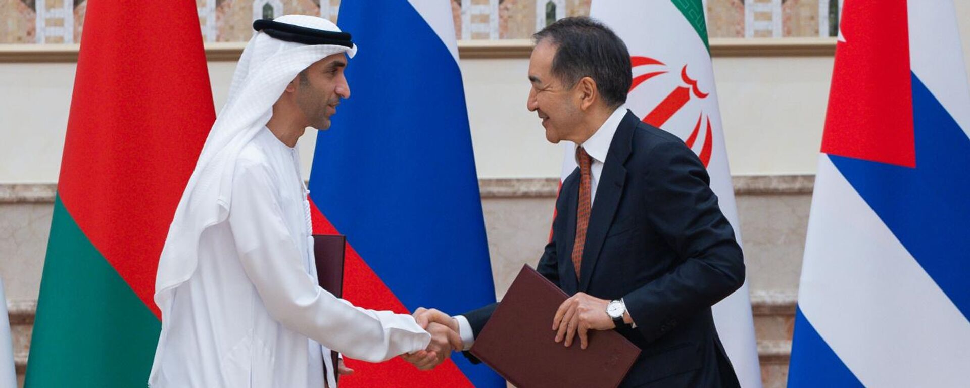 Соглашение об экономическом партнерстве между ЕАЭС и ОАЭ подписали Бактынжан Сагинтаев и  министр внешней торговли ОАЭ Тани Ахмед Аль Зейуди - Sputnik Казахстан, 1920, 30.06.2025
