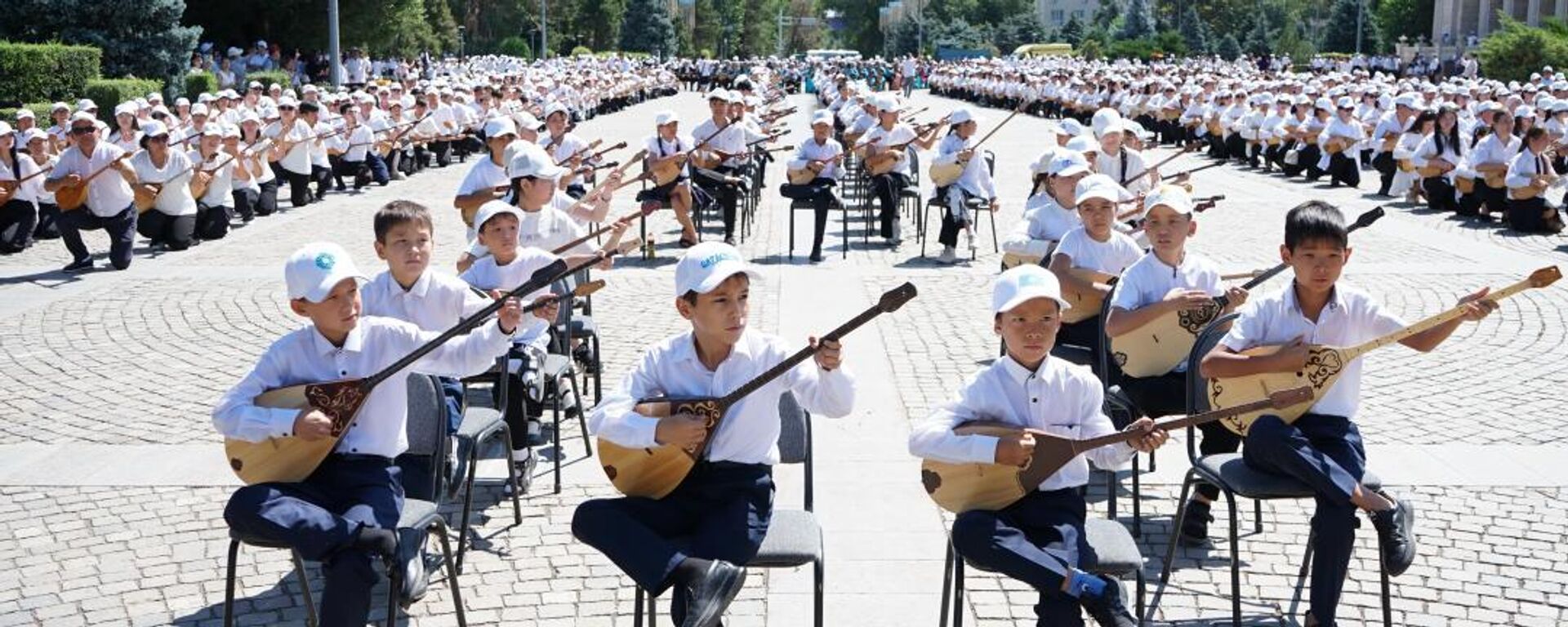 Талдықорғанда 5000 домбырашы бір мезетте қос күйді орындады - Sputnik Қазақстан, 1920, 17.03.2026