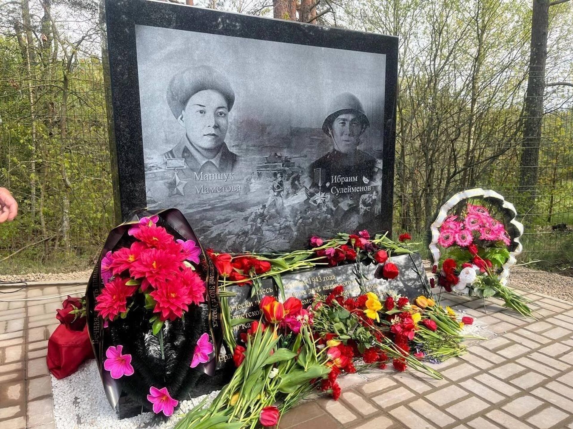 Обелиск воинам Маншук Маметовой и Ибрагиму Сулейменову открыли в Невельском районе
Обелиск воинам Маншук Маметовой и Ибрагиму Сулейменову открыли в Невельском районе
- Sputnik Казахстан, 1920, 15.10.2026