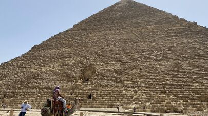 Пирамида Хеопса на плато Гиза в пригороде Каира