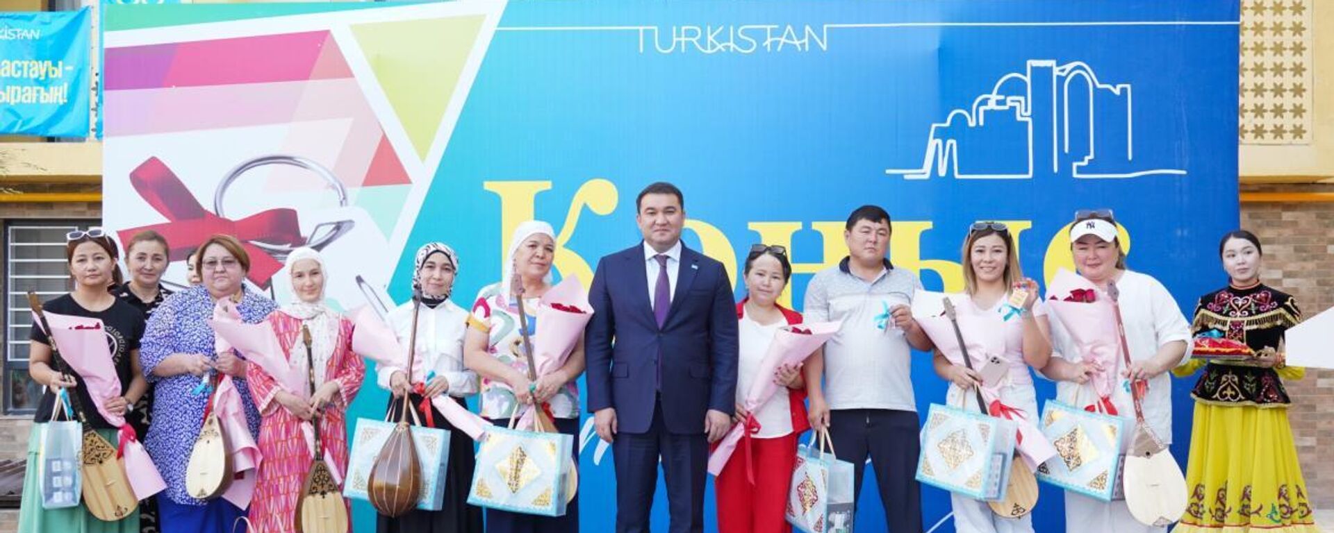 Түркістанда 100-ге жуық отбасына баспана кілті мен домбыра тарту етілді - Sputnik Қазақстан, 1920, 05.07.2025