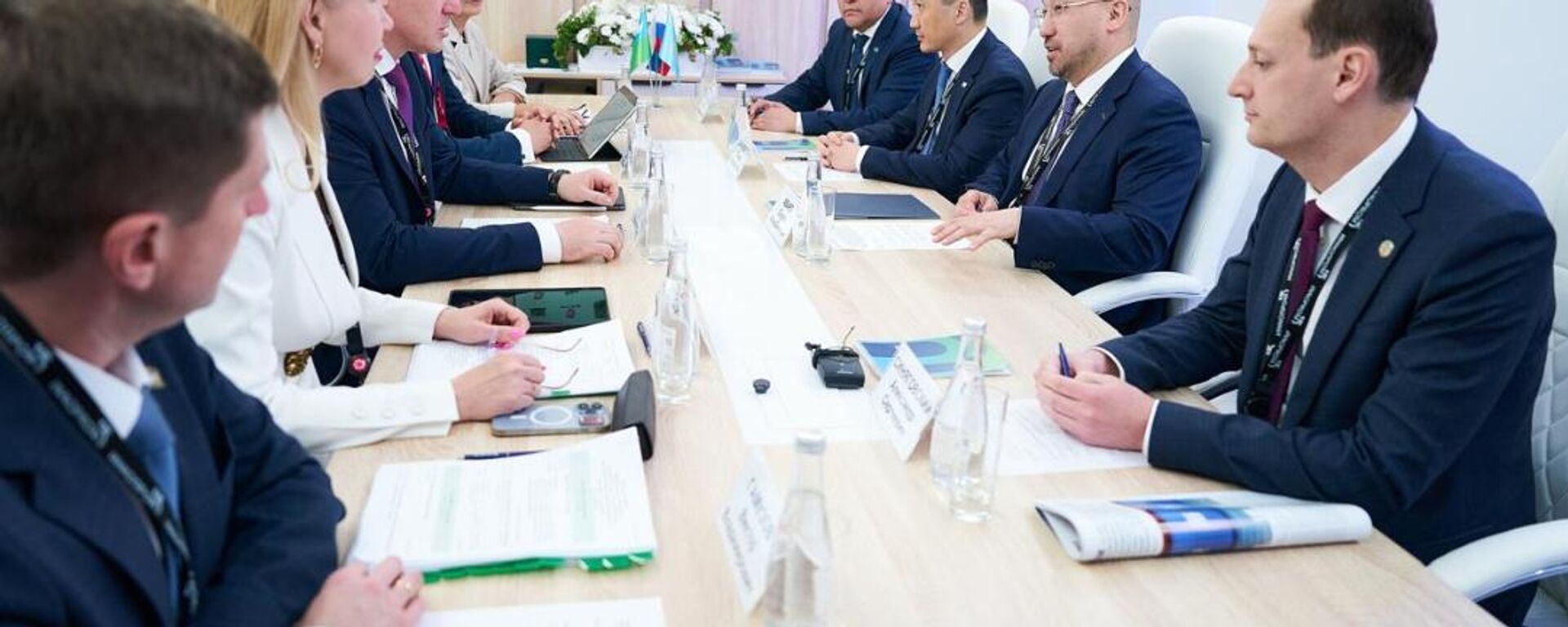 Қазақстанның Ресейдегі Елшісі Дәурен Абаев Ханты-Манси автономиялық округінің губернаторы Югра Руслан Кухарукпен кездесті - Sputnik Қазақстан, 1920, 09.07.2025