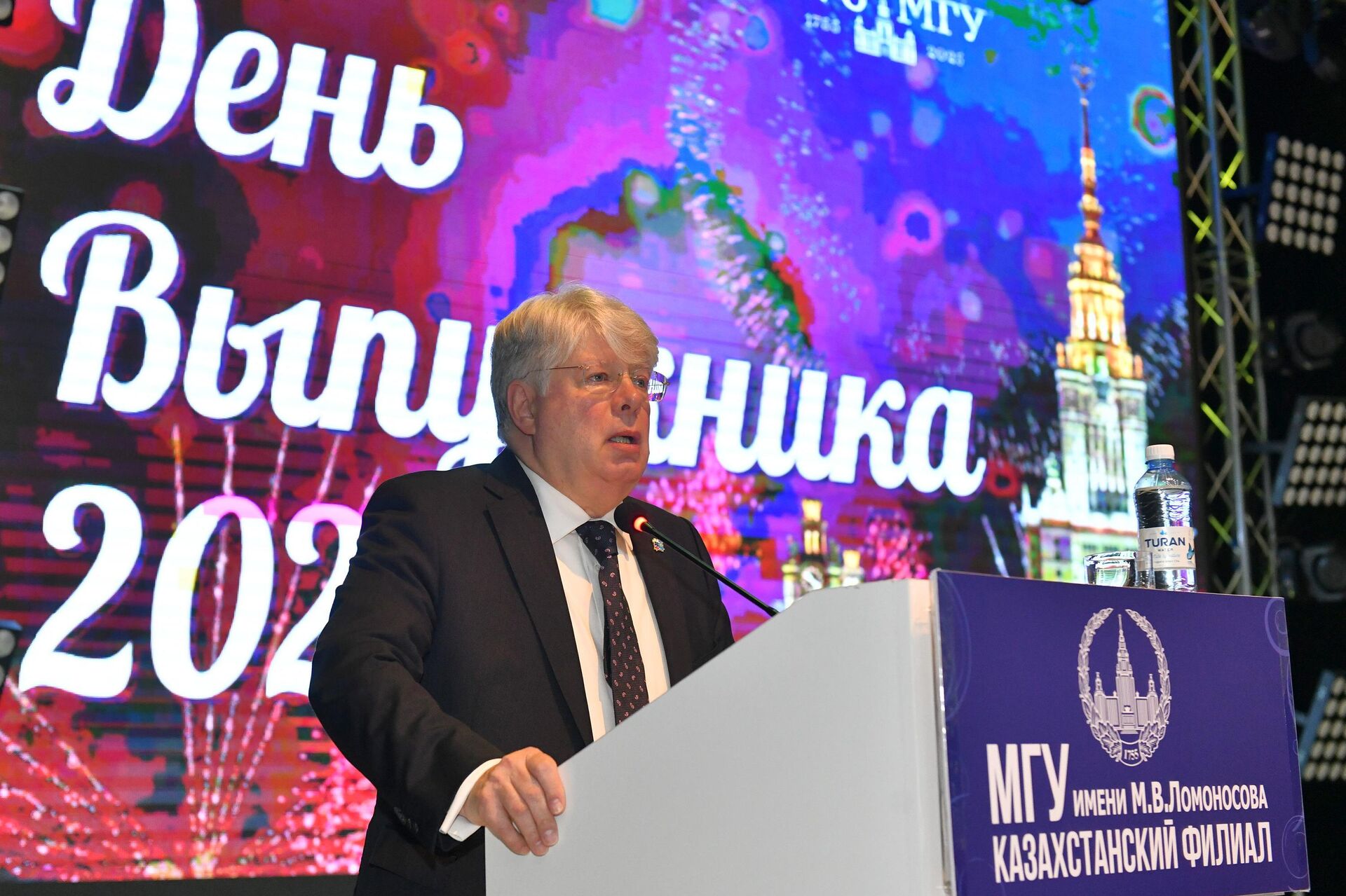 Вручение дипломов выпускникам казахстанского филиала МГУ  - Sputnik Казахстан, 1920, 09.07.2025