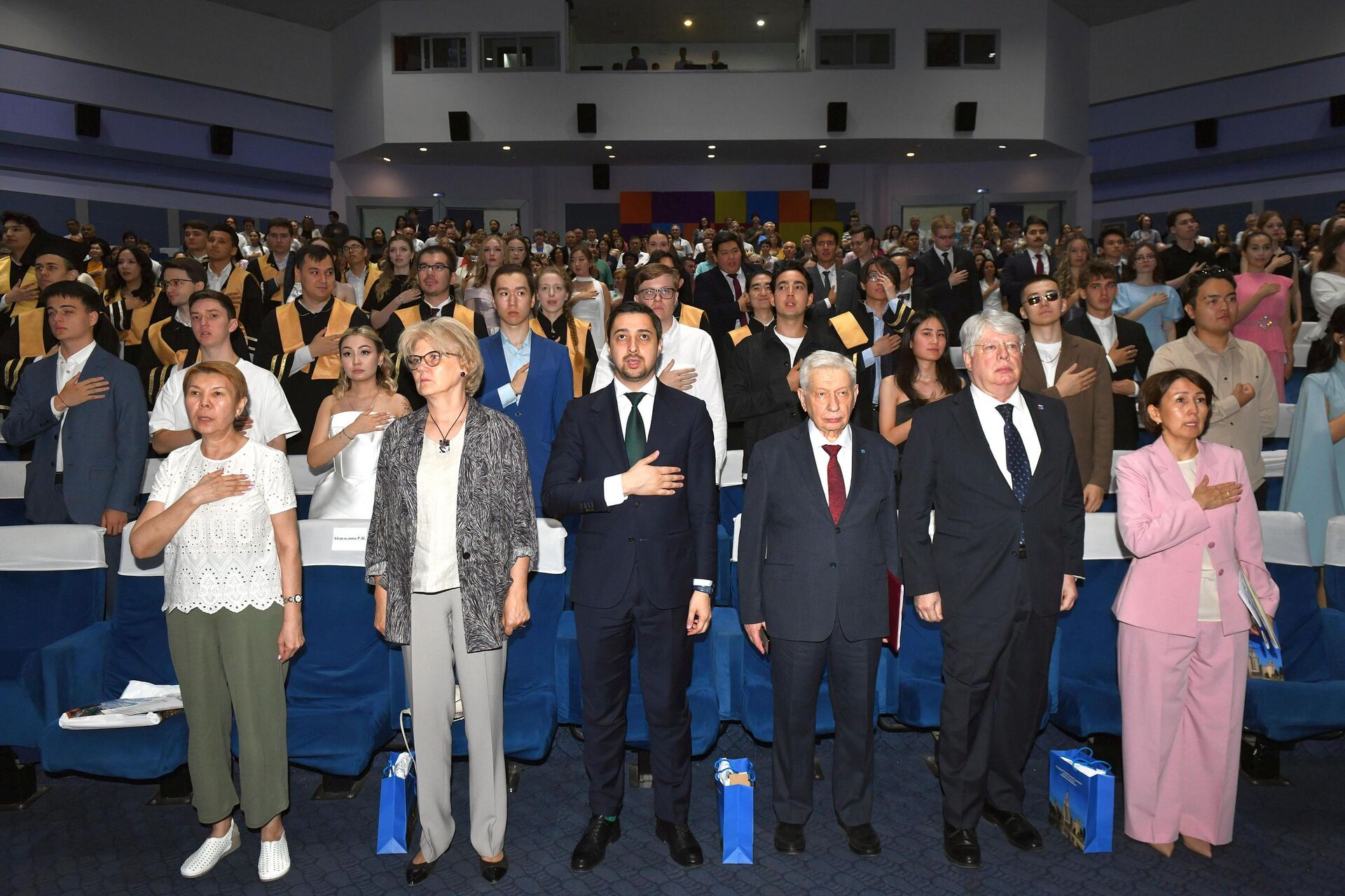 Вручение дипломов выпускникам казахстанского филиала МГУ  - Sputnik Казахстан, 1920, 09.07.2025