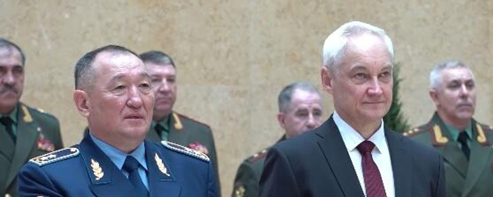 Министры обороны Казахстана Даурен Косанов и РФ Андрей Белоусов  - Sputnik Казахстан, 1920, 09.07.2025