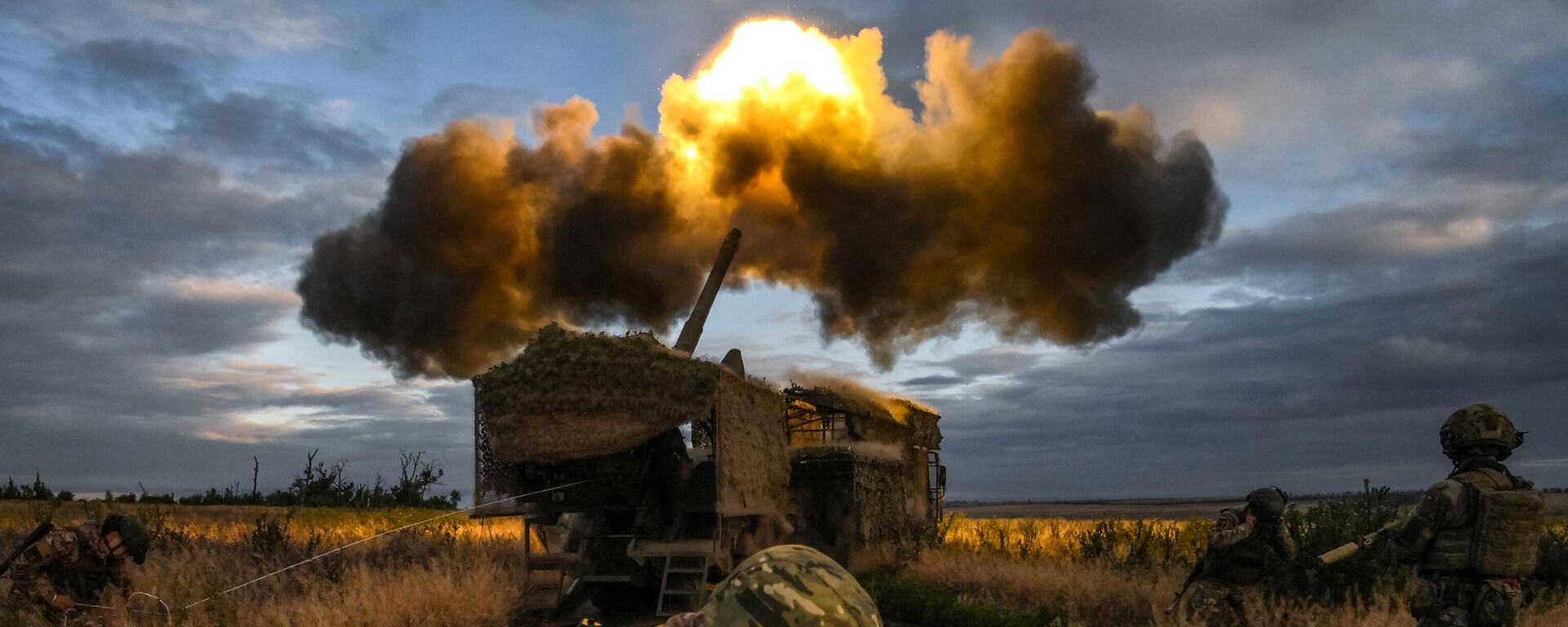 Военнослужащие группировки войск Центр у самоходной артиллерийской установки 2С44 Гиацинт-К во время боевой работы на Красноармейском направлении СВО - Sputnik Казахстан, 1920, 09.08.2025