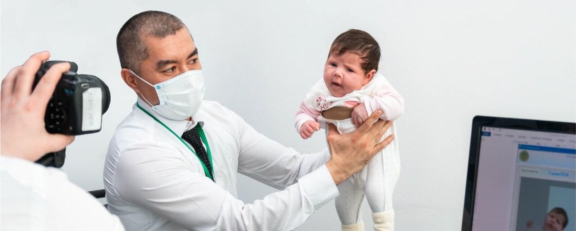 Снимок новорожденного в ЦОНе для загранпаспорта  - Sputnik Казахстан, 1920, 14.07.2025