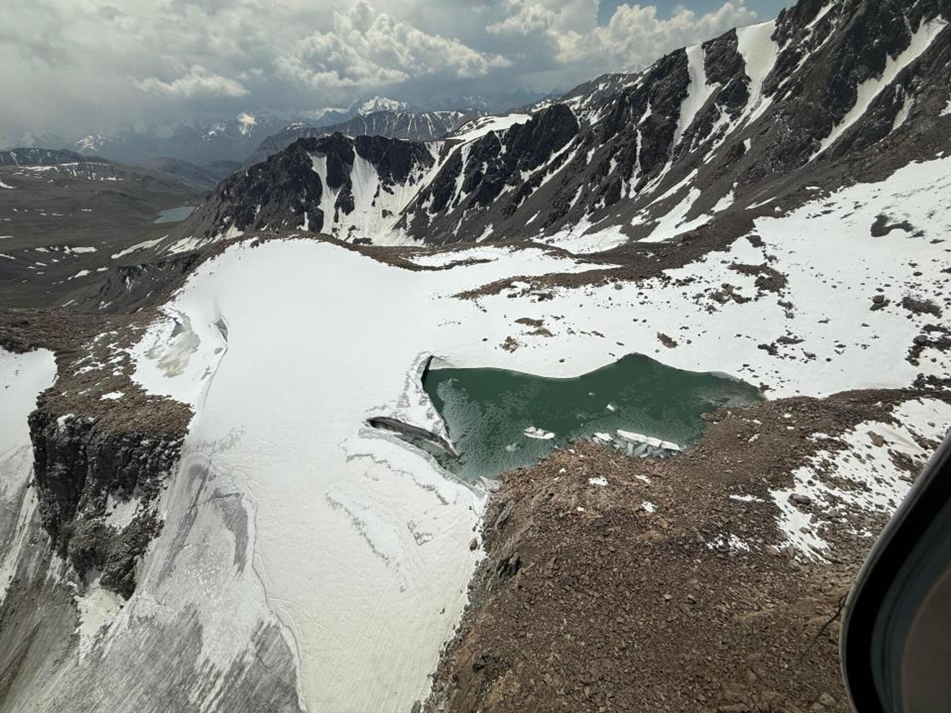 В горах Иле Алатау начаты работы по снижению уровня воды в моренных озерах - Sputnik Казахстан, 1920, 21.02.2026