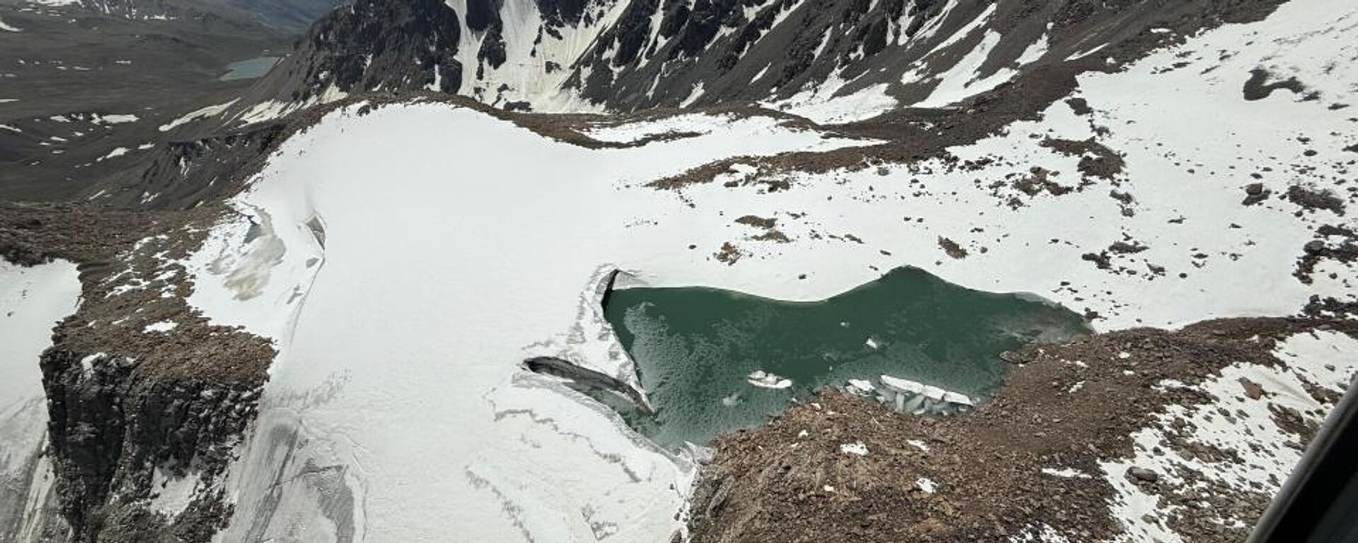 В горах Иле Алатау начаты работы по снижению уровня воды в моренных озерах В горах Иле Алатау начаты работы по снижению уровня воды в моренных озерах - Sputnik Қазақстан, 1920, 02.05.2026