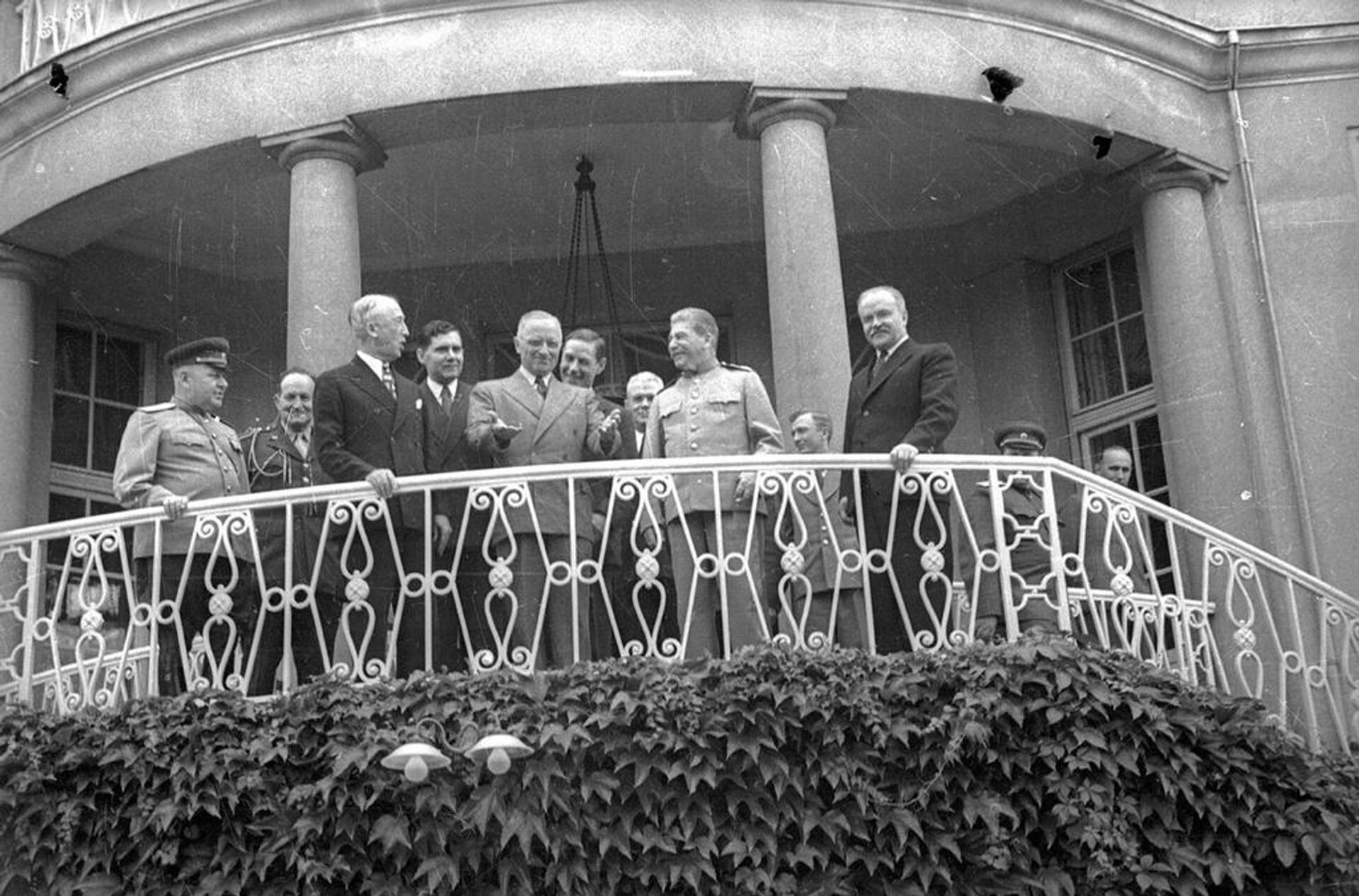 Гарри Трумэн, Иосиф Сталин, Вячеслав Молотов на балконе. Потсдамская конференция - Sputnik Казахстан, 1920, 04.08.2025