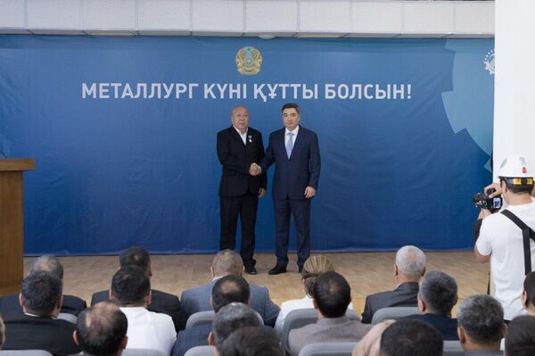 Бектенов металлургтерге президент атынан мемлекеттік наградалар табыс етті - Sputnik Қазақстан