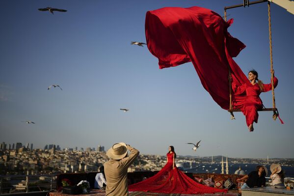 Туристы фотографируются в студии под открытым небом с видом на Босфор в Стамбуле. Здесь получаются отличные снимки!  - Sputnik Казахстан