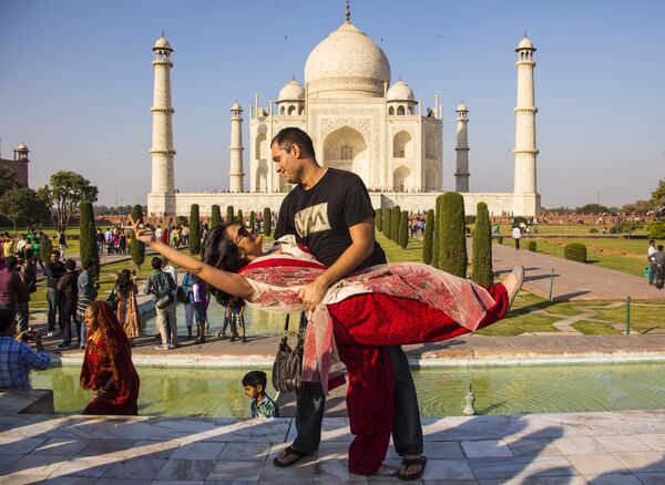 Туристы делают яркие фото на фоне дворца Тадж-Махала. Всемирно известный символ Индии вне всяких сомнений достоин и посещения. - Sputnik Казахстан