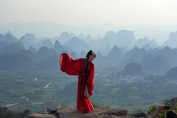 Туристка на фоне гор и рек Янмейлин в городе Гуйлинь, Китай. Карстовые ландшафты этого округа по праву считаются одними из самых живописных в стране и охраняются государством как национальный парк. - Sputnik Казахстан