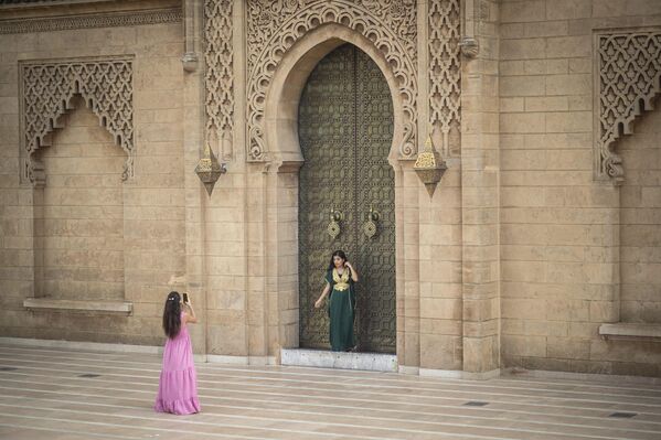 Туристы фотографируются у ворот мечети Хасана, объекта Всемирного наследия ЮНЕСКО, в Рабате, Марокко. Мечеть включена в список Всемирного наследия ЮНЕСКО) считается самым впечатляющим строением исламской архитектуры XII века. - Sputnik Казахстан