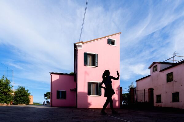 Сделать селфи на фоне розового дома на острове Бурано - одно из лучших решений! Впечатления об Италии останутся незабываемыми в памяти и на ярких фотографиях. Бурано - один из 118 островов Венецианской лагуны, включённом в список Всемирного наследия ЮНЕСКО, Италия.  - Sputnik Казахстан