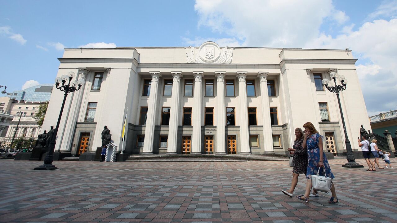 Балконда мастурбация жасап жатқан ер адамның видеосы толық көріністе.
