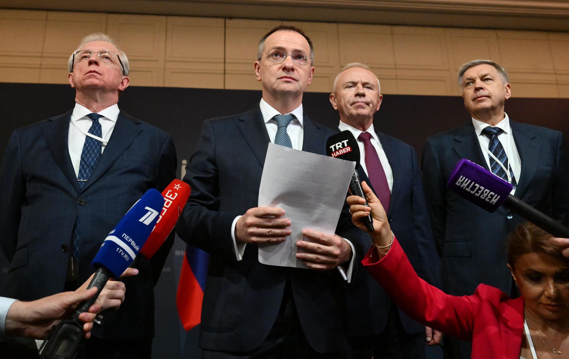 Замминистра иностранных дел РФ Михаил Галузин, помощник президента РФ Владимир Мединский, замминистра обороны РФ Александр Фомин и начальник Главного разведывательного управления Генштаба ВС РФ - заместитель начальника Генштаба ВС РФ Игорь Костюков во время пресс-подхода после переговоров между делегациями России и Украины в Стамбуле - Sputnik Казахстан, 1920, 08.11.2025