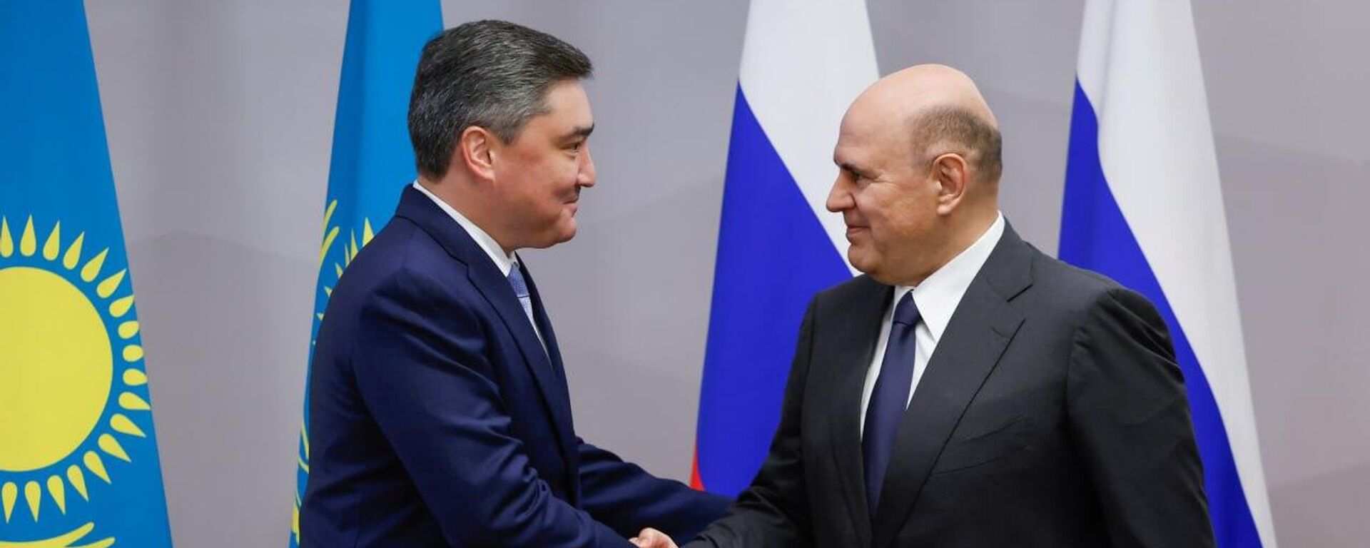 Премьер Казахстан Олжас Бектенов и премьер России Михаил Мишустин - Sputnik Казахстан, 1920, 25.03.2026