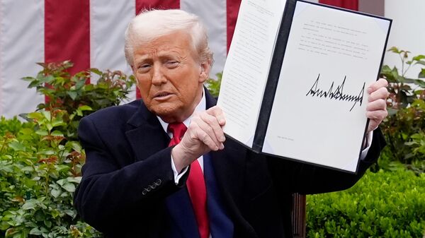 Президент США Дональд Трамп демонстрирует подписанный им указ о введении зеркальных пошлин на зарубежный импорт  - Sputnik Казахстан
