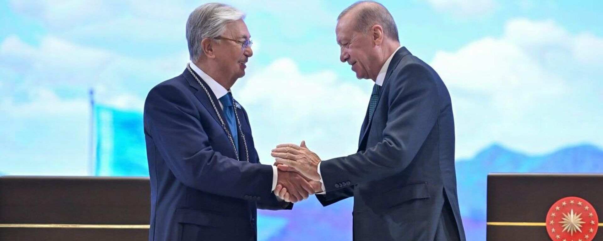 Эрдоган наградил Токаева высшей государственной наградой Турции – орденом Devlet Nişanı - Sputnik Казахстан, 1920, 16.04.2026