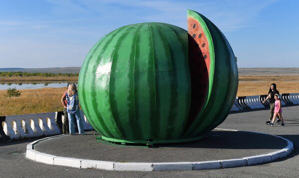 Арбуз прекрасно сочетается с солеными продуктами, например с брынзой, маринованным луком.  - Sputnik Казахстан
