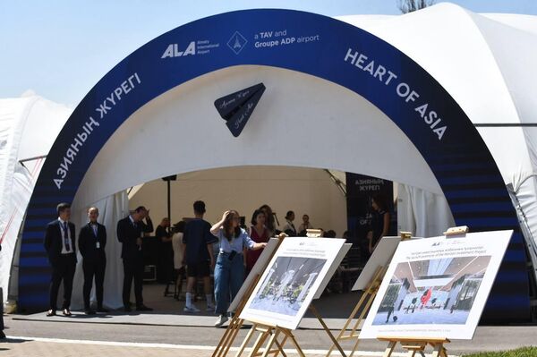 На презентации в аэропорту Алматы устроили выставку с эскизами будущего терминала, взлетной полосы, парковок - Sputnik Казахстан