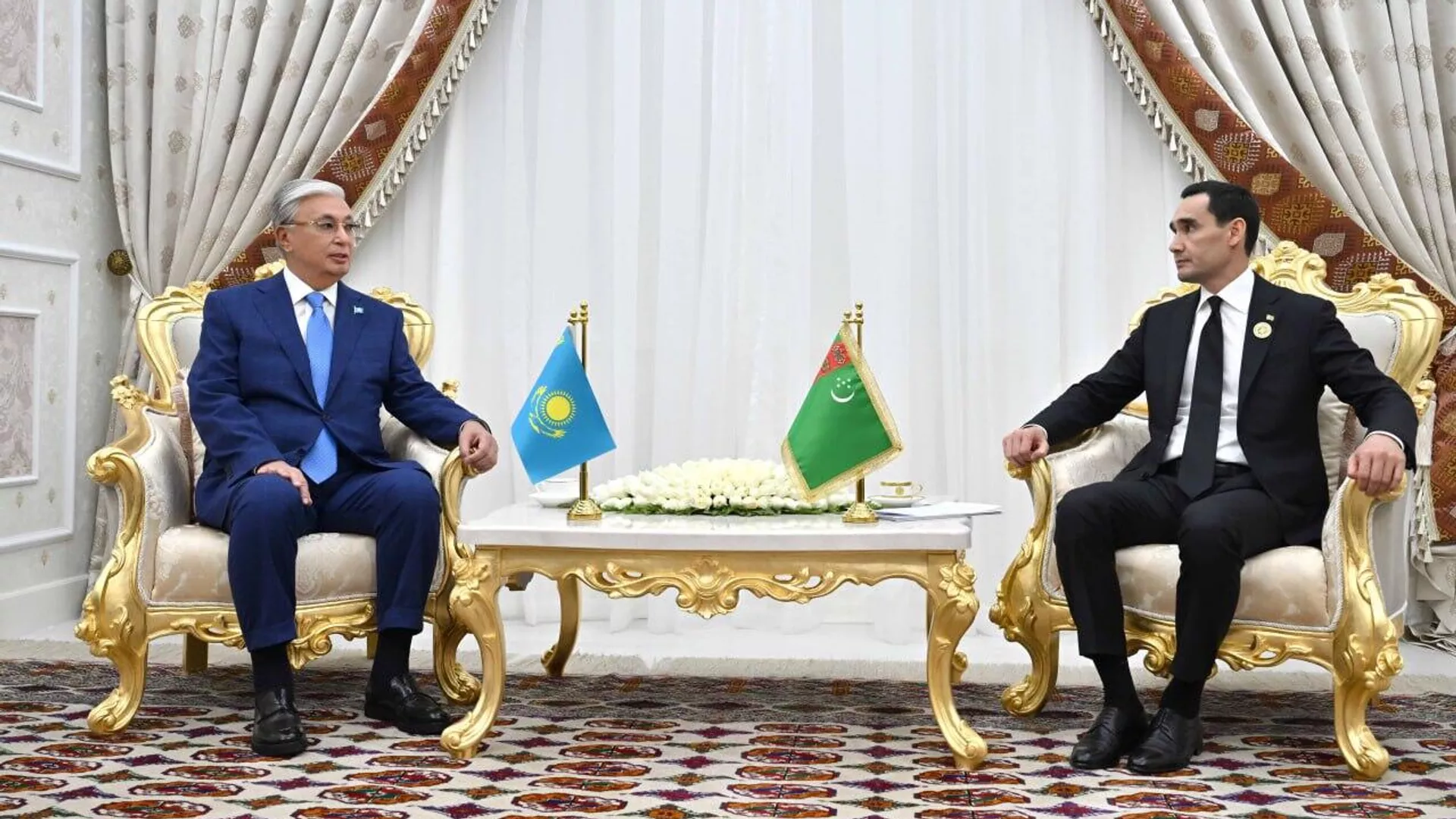 Тоқаев Түрікменстан президентімен кездесті