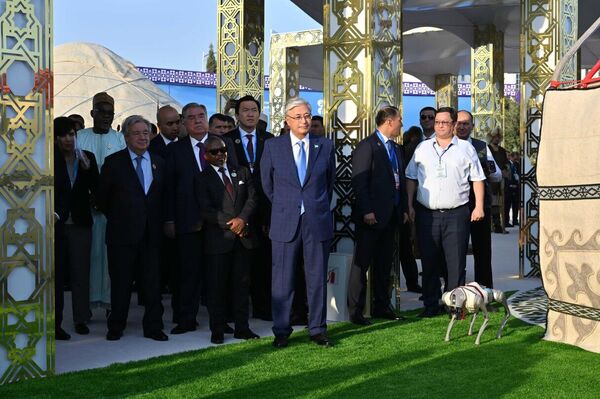 Қасым-Жомарт Тоқаев Орталық Азия елдерінің көрме павильонына барды Қасым-Жомарт Тоқаев Орталық Азия елдерінің көрме павильонына барды - Sputnik Қазақстан