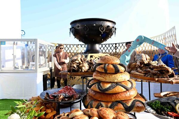 Қасым-Жомарт Тоқаев Орталық Азия елдерінің көрме павильонына барды Қасым-Жомарт Тоқаев Орталық Азия елдерінің көрме павильонына барды - Sputnik Қазақстан