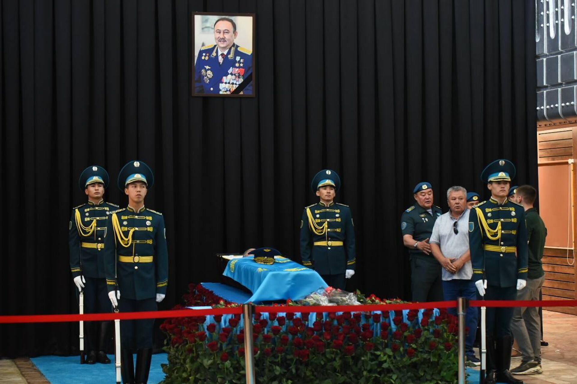 Прощание с Талгатом Мусабаевым проходит в Доме офицеров в Алматы Прощание с Талгатом Мусабаевым проходит в Доме офицеров в Алматы - Sputnik Казахстан, 1920, 06.08.2025