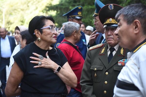 Внучка генерала Панфилова Алуа Байкадамова пришла попрощаться с Талгатом Мусабаевым Внучка генерала Панфилова Алуа Байкадамова пришла попрощаться с Талгатом Мусабаевым - Sputnik Казахстан