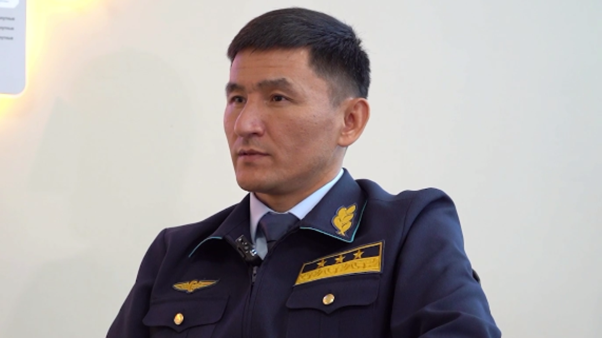 Көйлек киген жалаңаш қыздар