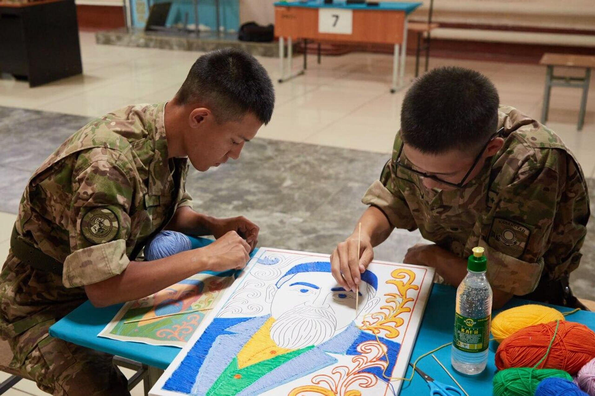 Солдат Национальной гвардии изобразил великого Абая в необычной технике - Sputnik Казахстан, 1920, 07.08.2025