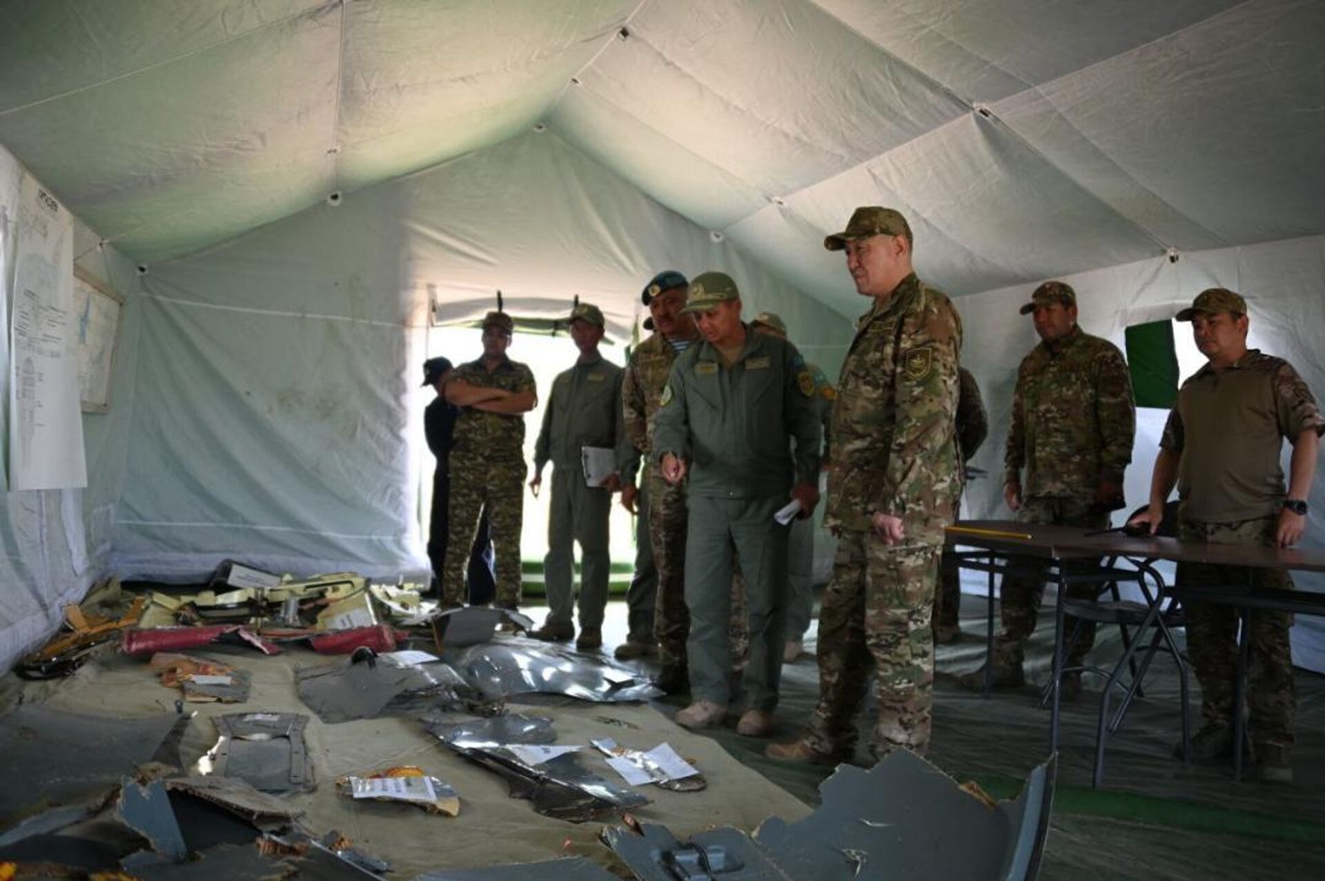 Главе Минобороны Казахстана продемонстрировали найденные обломки  - Sputnik Казахстан, 1920, 07.08.2025