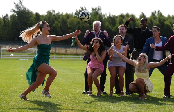 "Футбол мог бы быть еще интересней, если он на каблуках"На фото: артисты мюзикла "Жёны футболистов" на Эдинбургском фестивале Fringe, Шотландия. - Sputnik Казахстан