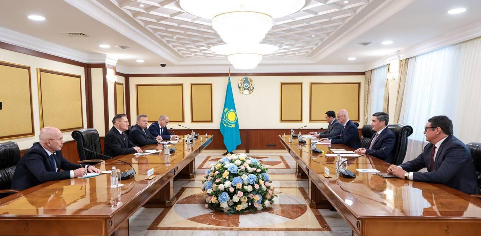 Олжас Бектенов провел встречу с гендиректором Росатома Алексеем Лихачёвым  - Sputnik Казахстан, 1920, 09.08.2025