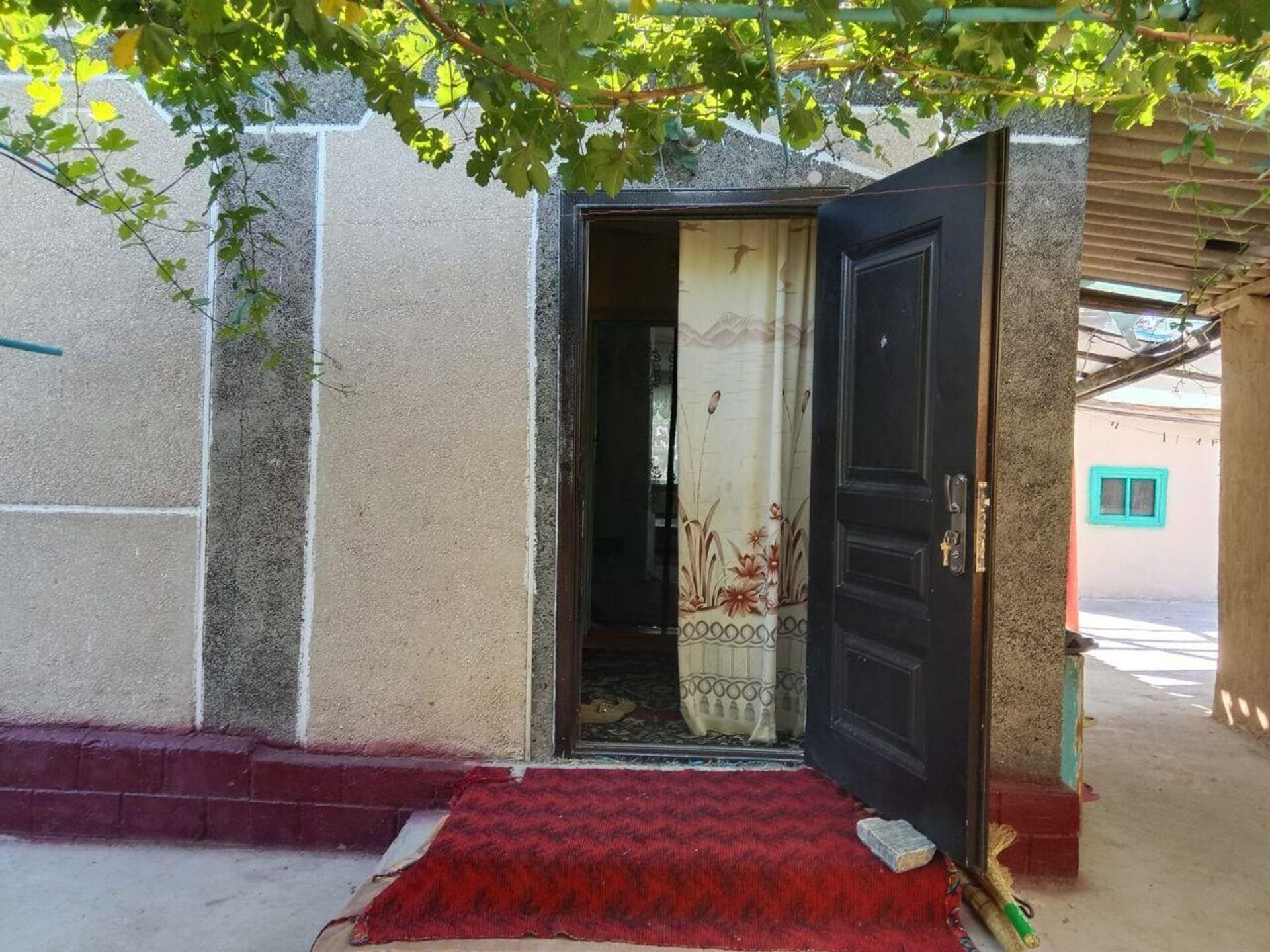 Жамбыл облысында өгей балаларын ұрды деген күдікке ілінген Ұзақбай Таубаевтың шаңырағы - Sputnik Қазақстан, 1920, 13.08.2025