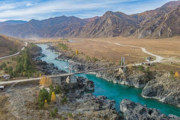 На Алтае Ороктойский мост соединяет два берега реки Катунь. В этом месте она наименьшей ширины, но самой большой глубины. Вода здесь невероятного бирюзового оттенка. - Sputnik Казахстан