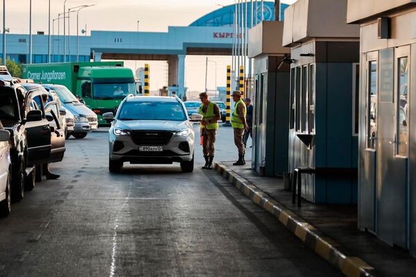 Олжас Бектенов шекаралық өткізу пункттерін жаңғырту жұмыстарын тексерді Олжас Бектенов шекаралық өткізу пункттерін жаңғырту жұмыстарын тексерді - Sputnik Қазақстан