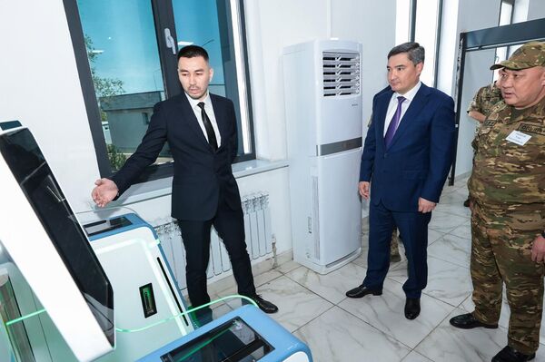 Олжас Бектенов шекаралық өткізу пункттерін жаңғырту жұмыстарын тексерді Олжас Бектенов шекаралық өткізу пункттерін жаңғырту жұмыстарын тексерді - Sputnik Қазақстан